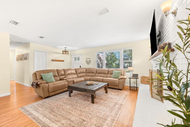 4233 Oak Ln, St Augustine, FL 32086