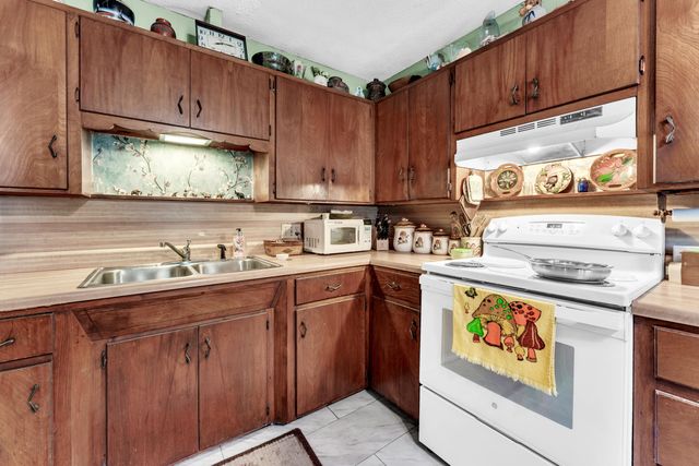 2556 S Westwood Avenue, Springfield, MO 65807