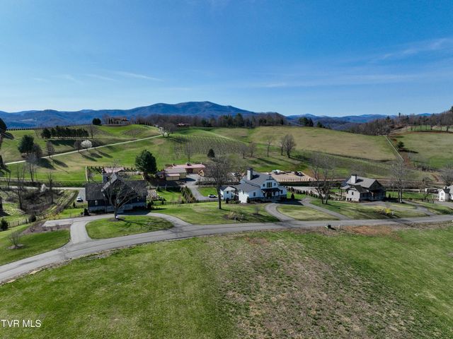 136 Farmhouse Village Trail, Butler, TN 37640