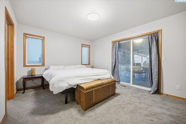 5010 Kennedy Road, West Richland, WA 99353