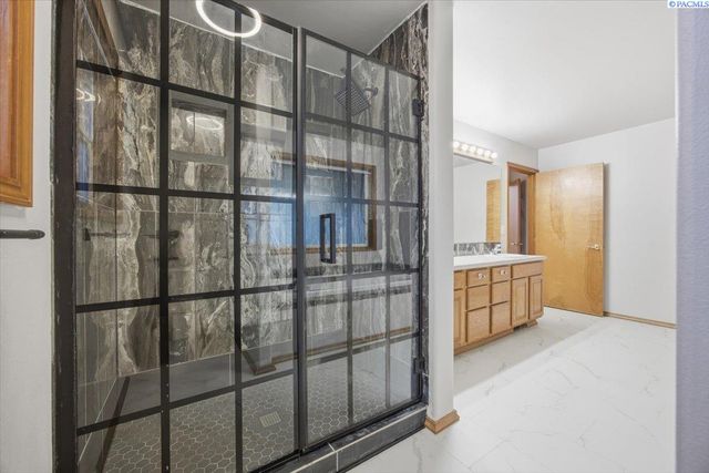 5010 Kennedy Road, West Richland, WA 99353