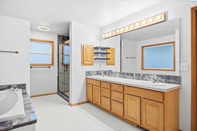 5010 Kennedy Road, West Richland, WA 99353