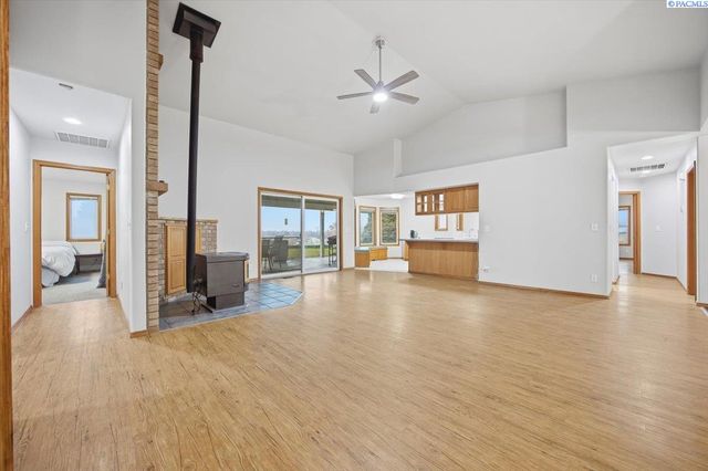 5010 Kennedy Road, West Richland, WA 99353