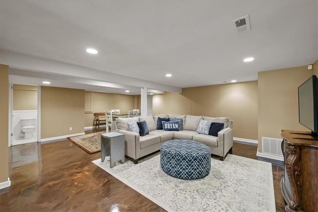 2700 W 104th Terrace, Leawood, KS 66206