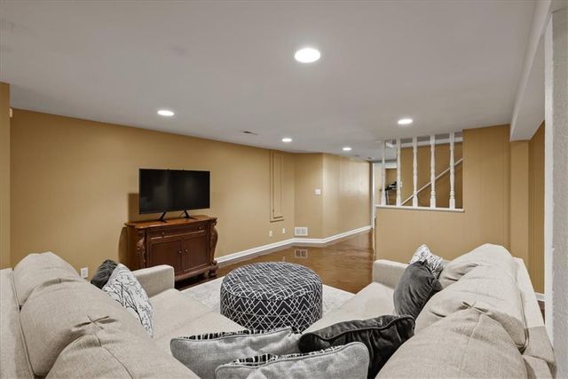 2700 W 104th Terrace, Leawood, KS 66206