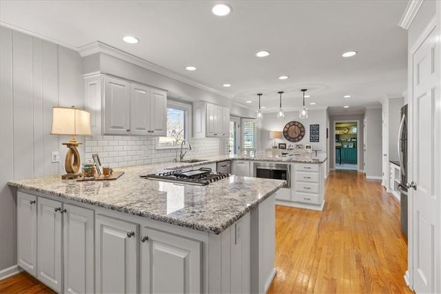 2700 W 104th Terrace, Leawood, KS 66206