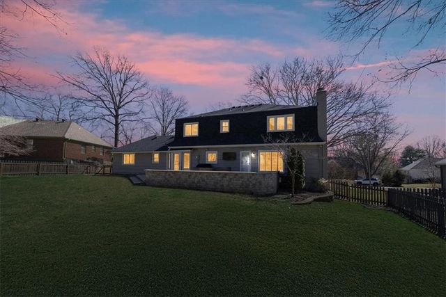 2700 W 104th Terrace, Leawood, KS 66206