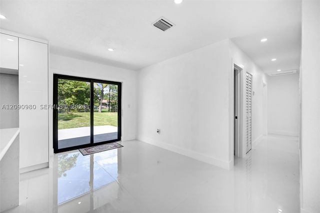 51 NW 161st St, Miami, FL 33169
