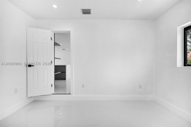 51 NW 161st St, Miami, FL 33169