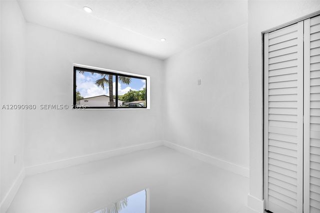 51 NW 161st St, Miami, FL 33169