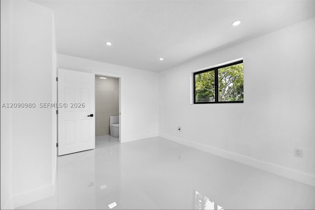 51 NW 161st St, Miami, FL 33169