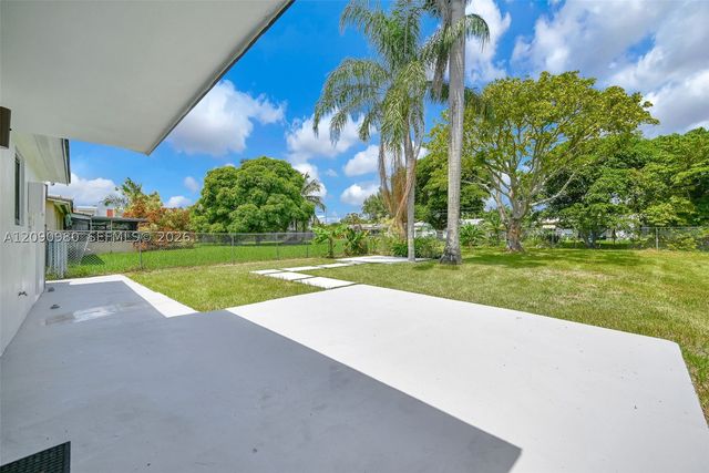 51 NW 161st St, Miami, FL 33169