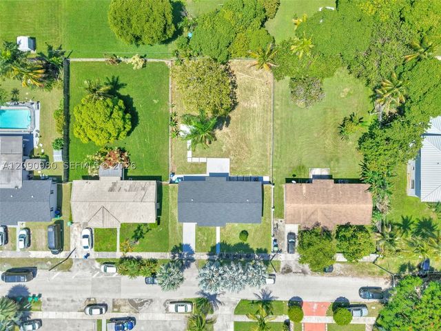 51 NW 161st St, Miami, FL 33169