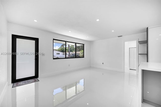 51 NW 161st St, Miami, FL 33169