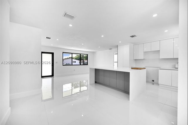 51 NW 161st St, Miami, FL 33169