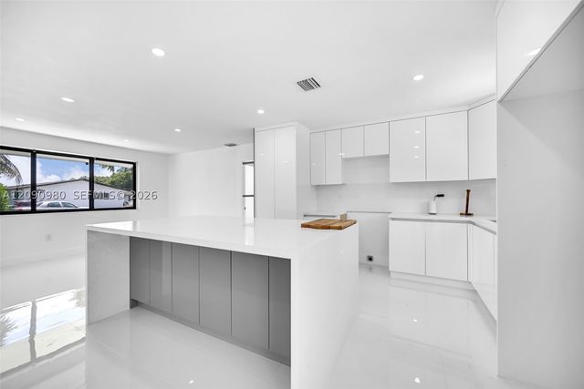 51 NW 161st St, Miami, FL 33169