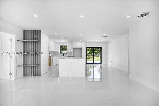 51 NW 161st St, Miami, FL 33169