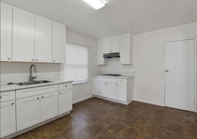 18601 Keswick Street B, Reseda, CA 91335