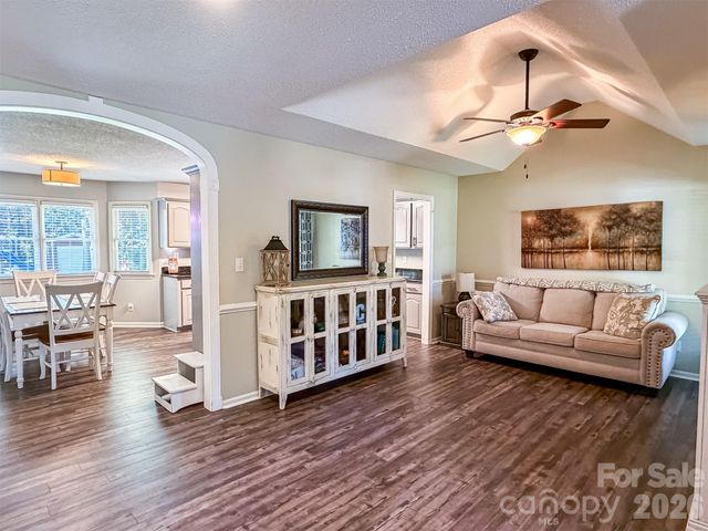 1740 29th Avenue Place NE, Hickory, NC 28601