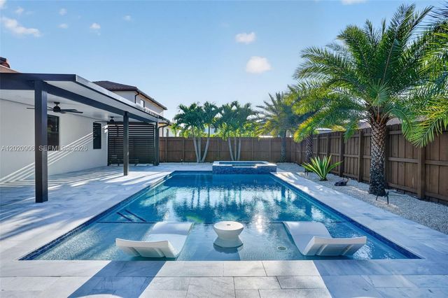 2371 SE 1st Ct, Homestead, FL 33033