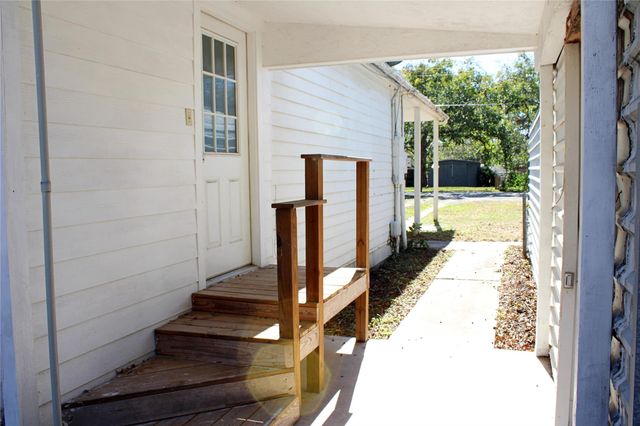 216 Robson Street, Columbus, TX 78934