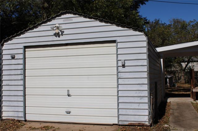 216 Robson Street, Columbus, TX 78934