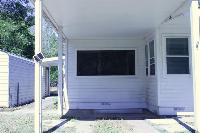 216 Robson Street, Columbus, TX 78934