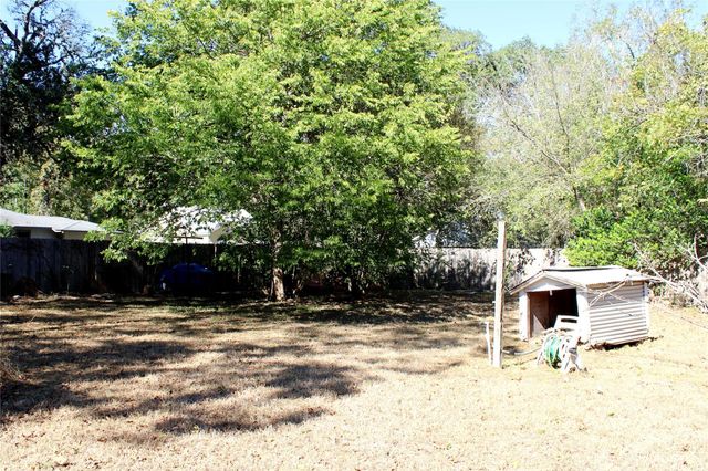 216 Robson Street, Columbus, TX 78934