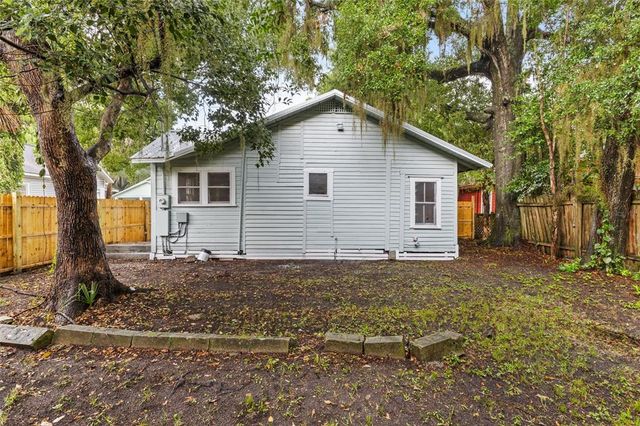 902 NW 4TH PLACE, Gainesville, FL 32601