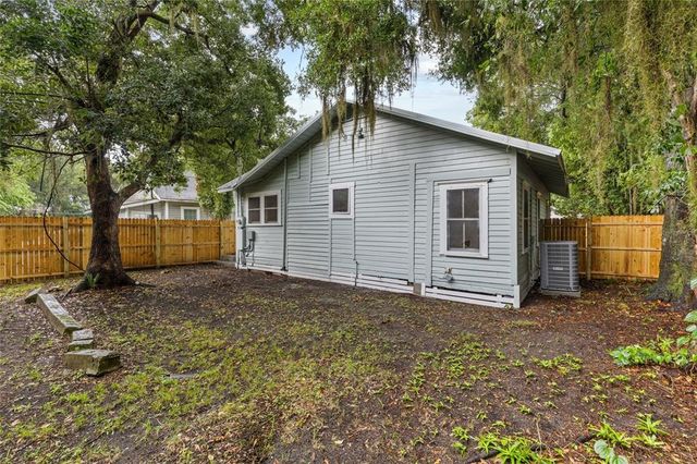 902 NW 4TH PLACE, Gainesville, FL 32601