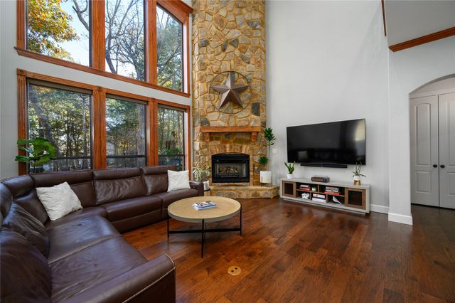 588 Lakepoint Loop, Pottsboro, TX 75076