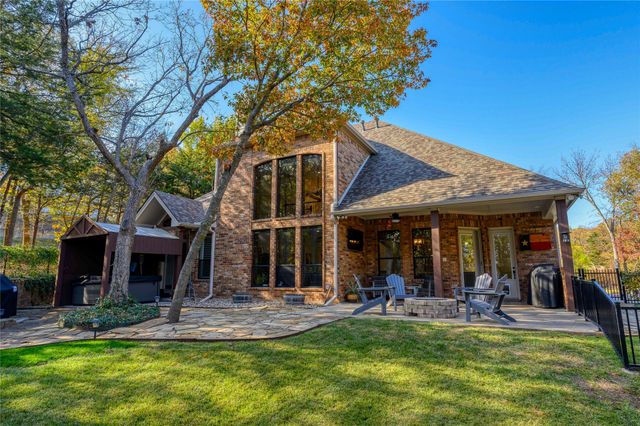 588 Lakepoint Loop, Pottsboro, TX 75076