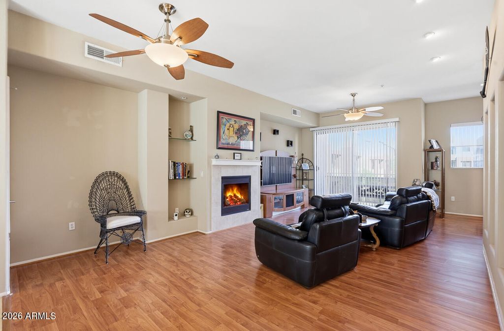 Image 6 of property listing at 6745 N 93RD Avenue 1124, Glendale, AZ 85305