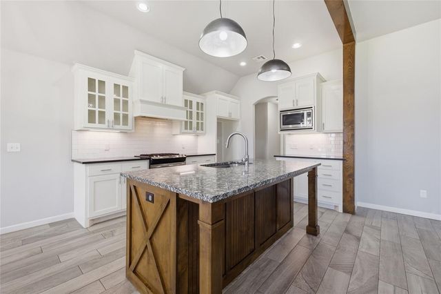 3020 Brookstone Pass Drive, Yukon, OK 73099