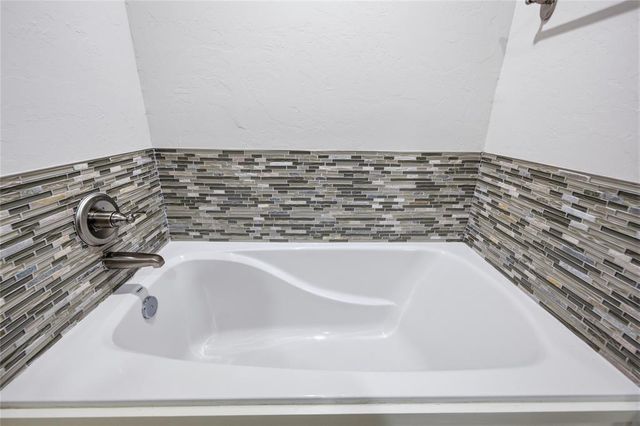 3020 Brookstone Pass Drive, Yukon, OK 73099