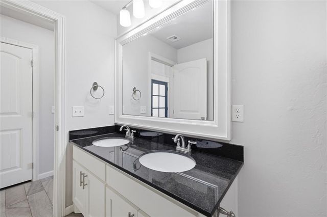 3020 Brookstone Pass Drive, Yukon, OK 73099