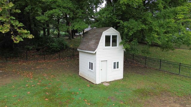 1015 N Honeysuckle Lane, Vincennes, IN 47591