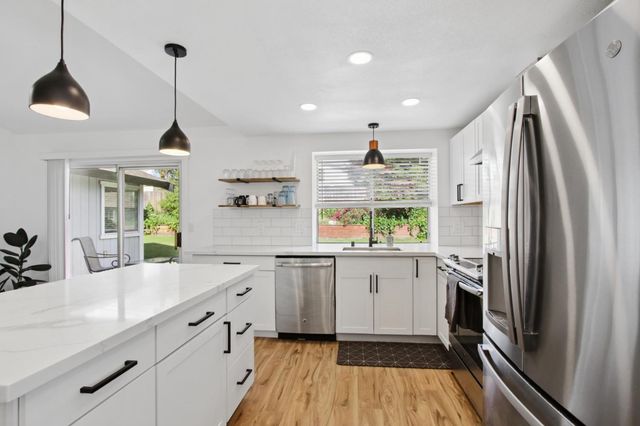 1123 Cresthaven Dr, Roseville, CA 95678