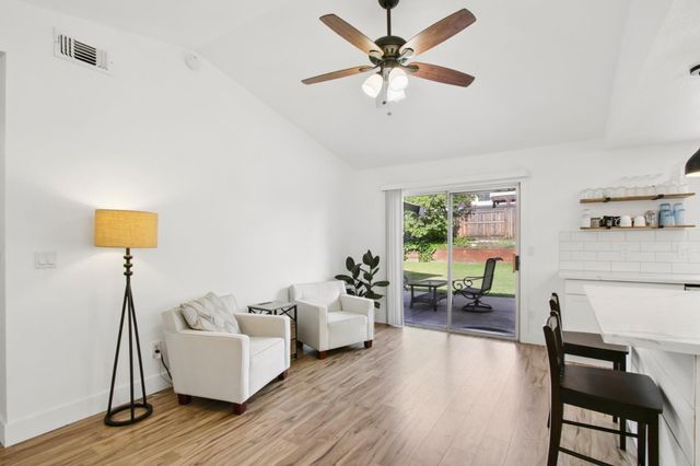 1123 Cresthaven Dr, Roseville, CA 95678