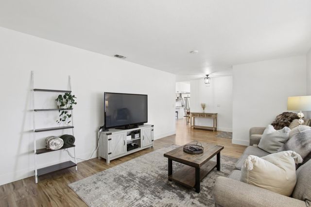 1123 Cresthaven Dr, Roseville, CA 95678