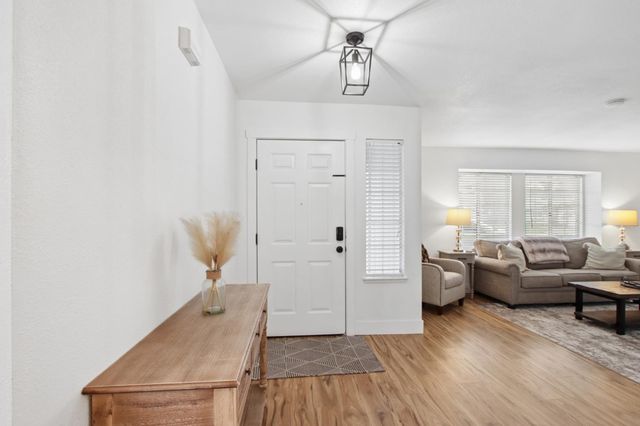 1123 Cresthaven Dr, Roseville, CA 95678