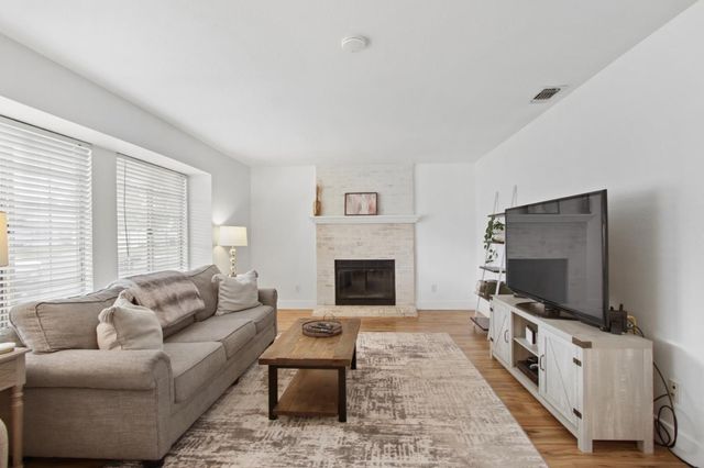 1123 Cresthaven Dr, Roseville, CA 95678