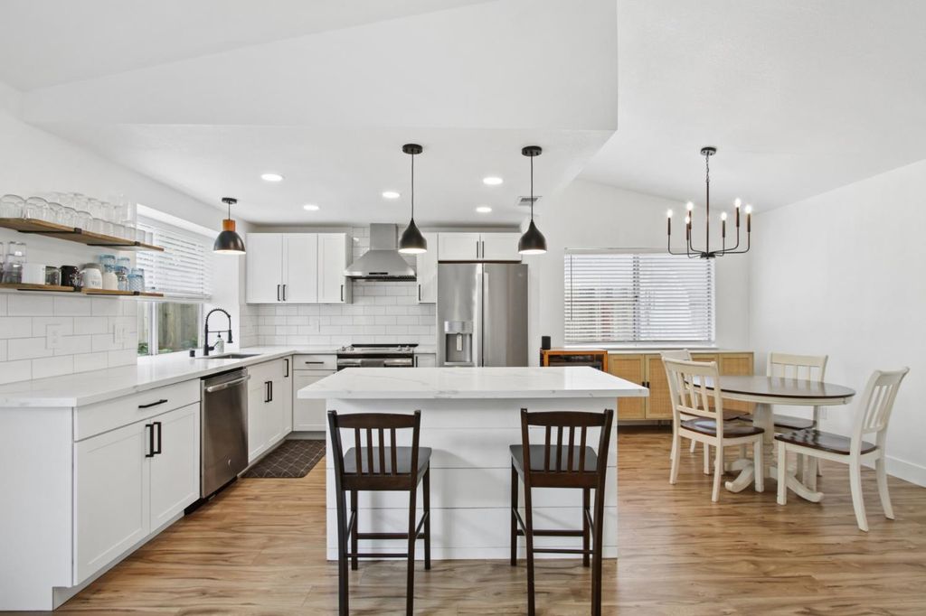 1123 Cresthaven Dr, Roseville, CA 95678