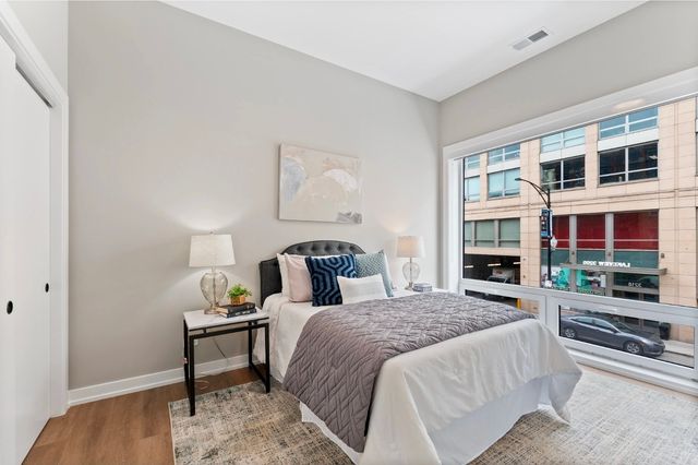 3217 N Clark Street 301, Chicago, IL 60657