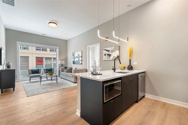 3217 N Clark Street 301, Chicago, IL 60657