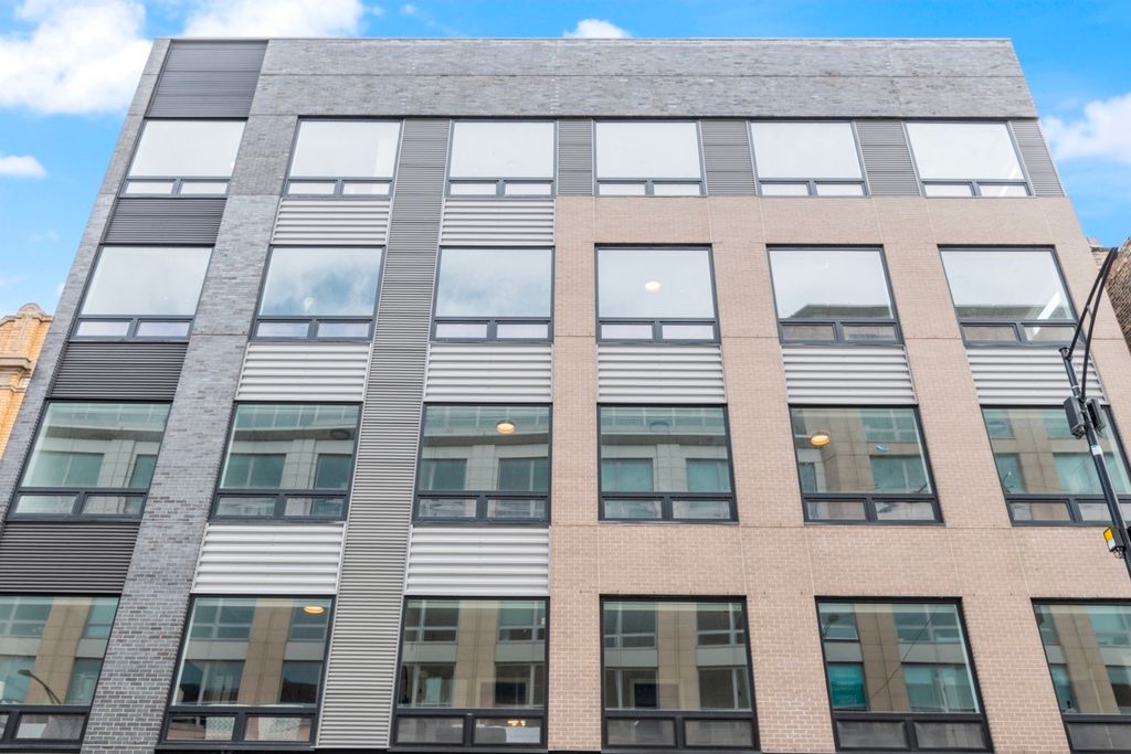 3217 N Clark Street 301, Chicago, IL 60657
