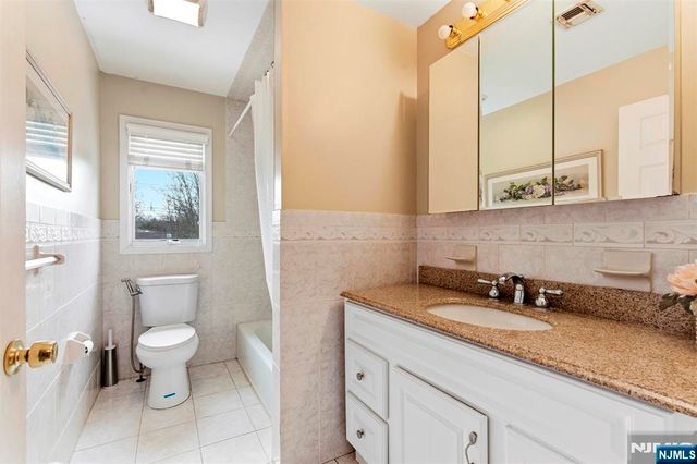 2 Maple Avenue, Waldwick, NJ 07463