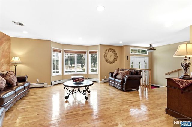 2 Maple Avenue, Waldwick, NJ 07463