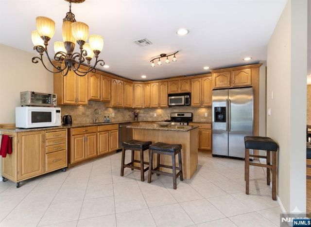 2 Maple Avenue, Waldwick, NJ 07463