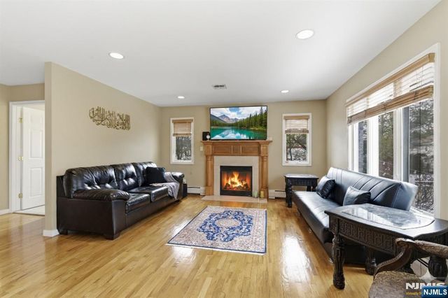 2 Maple Avenue, Waldwick, NJ 07463